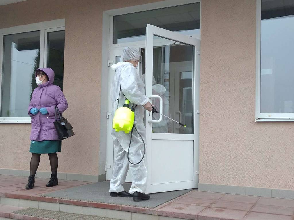 В суде Ганцевичского района проводят санобработку от коронавируса.