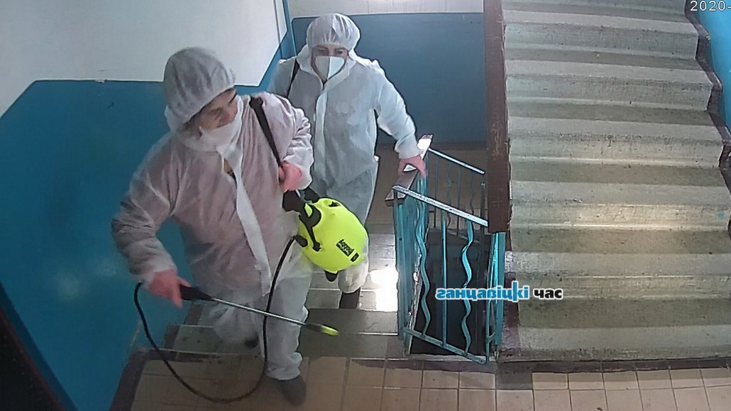 В Ганцевичах дезинфицируют подъезды жилых домов