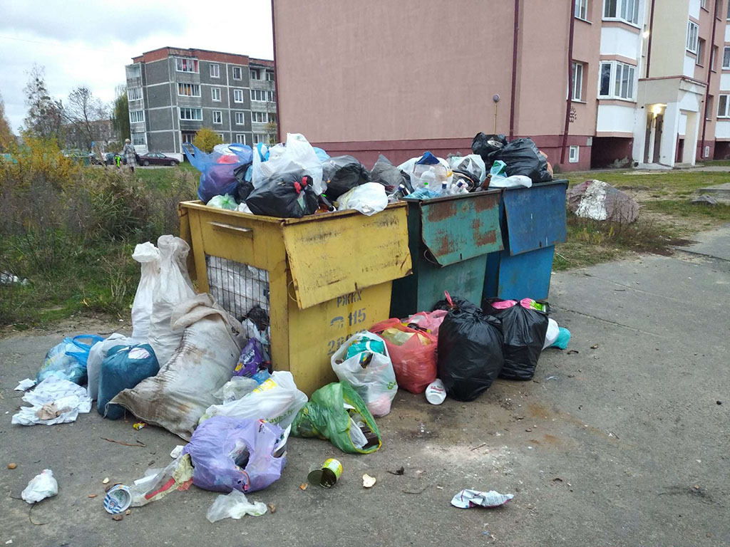 Контейнеры для для вторсырья переполнены бытовыми отходами.