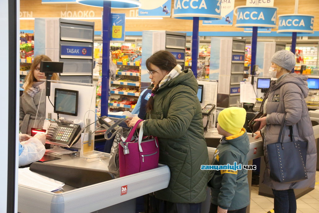 В магазинах Ганцевичей запретили обслуживать посетителей без маски