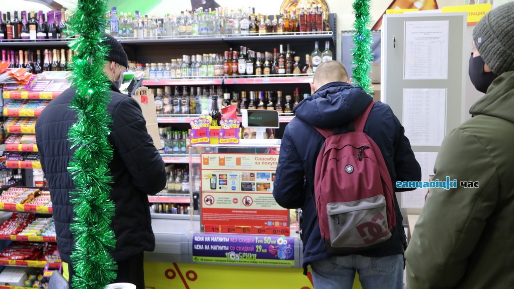 В “Копеечке” по улице Строителей после работы люди из микрорайона делают покупки