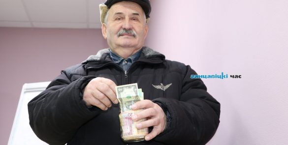 Ганцевчанин Иван Цвирко складывает деньги в банку
