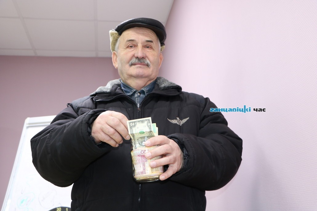 Ганцевчанин Иван Цвирко складывает деньги в банку