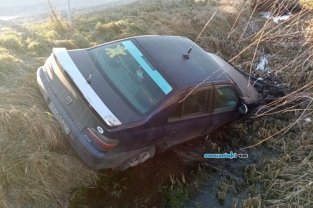 Водитель на «Пежо» из Ганцевичей приземлился в канаву