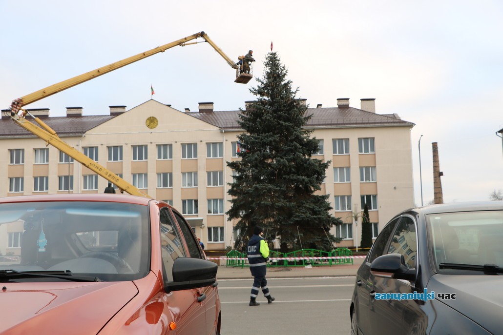 Место установки ёлки на площади Ганцевичей обнесли строительной лентой