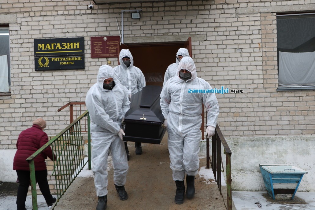 Ритуальные агенты выносят тело коронавирусного усопшего из Ганцевичского морга