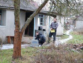 Участковые и следователи съехались к дому в центре Ганцевичей
