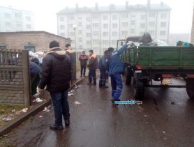 «Замусорились»: работники Ганцевичского коммунхоза оперативно устраняют последствия новогодних праздников