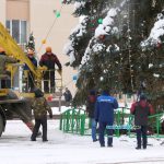 Главную хвойную красавицу, которая радовала ганцевчан все новогодние праздники, подготовили к демонтажу / фото: Сергей Багров