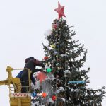 Главную хвойную красавицу, которая радовала ганцевчан все новогодние праздники, подготовили к демонтажу / фото: Сергей Багров