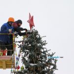 Главную хвойную красавицу, которая радовала ганцевчан все новогодние праздники, подготовили к демонтажу / фото: Сергей Багров