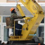 Главную хвойную красавицу, которая радовала ганцевчан все новогодние праздники, подготовили к демонтажу / фото: Сергей Багров