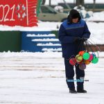 Главную хвойную красавицу, которая радовала ганцевчан все новогодние праздники, подготовили к демонтажу / фото: Сергей Багров