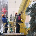 Главную хвойную красавицу, которая радовала ганцевчан все новогодние праздники, подготовили к демонтажу / фото: Сергей Багров