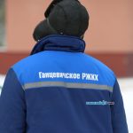 Главную хвойную красавицу, которая радовала ганцевчан все новогодние праздники, подготовили к демонтажу / фото: Сергей Багров