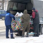 Главную хвойную красавицу, которая радовала ганцевчан все новогодние праздники, подготовили к демонтажу / фото: Сергей Багров