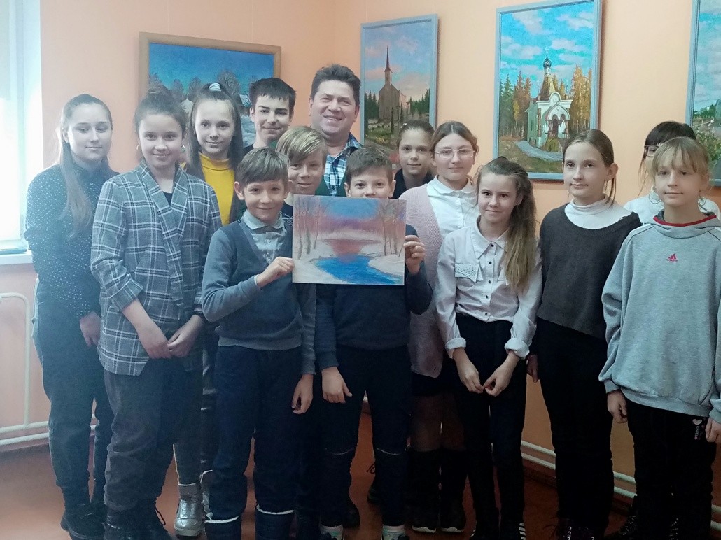 Художник Иван Короленко провел мастер-класс со школьниками из городской школы №2. Фото Светланы Малышко.