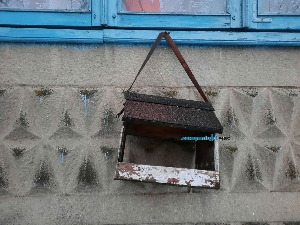 Кормушка на балконе жилого дома