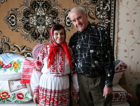 Настаўнік з Хатыніч вывучае меры вагі і даўжыні, якімі карысталіся ў старыя часы