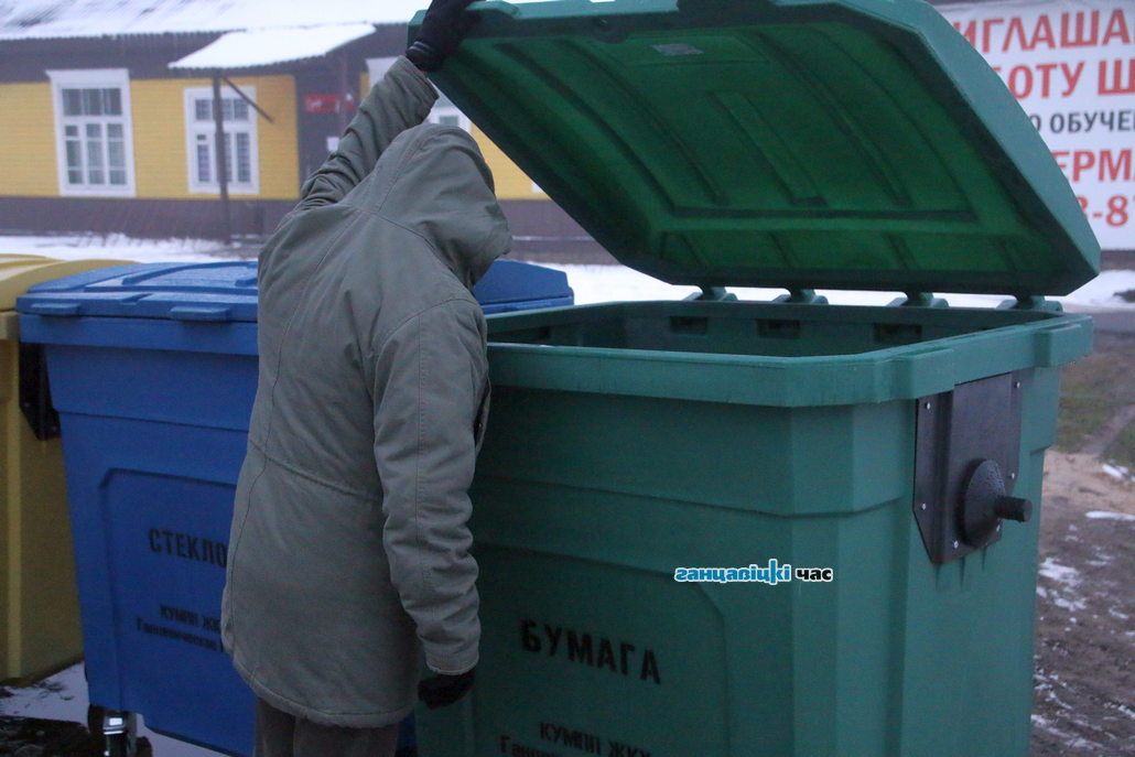 В контейнеры для сбора вторсырья некоторые жители города сгружают все, что попало.