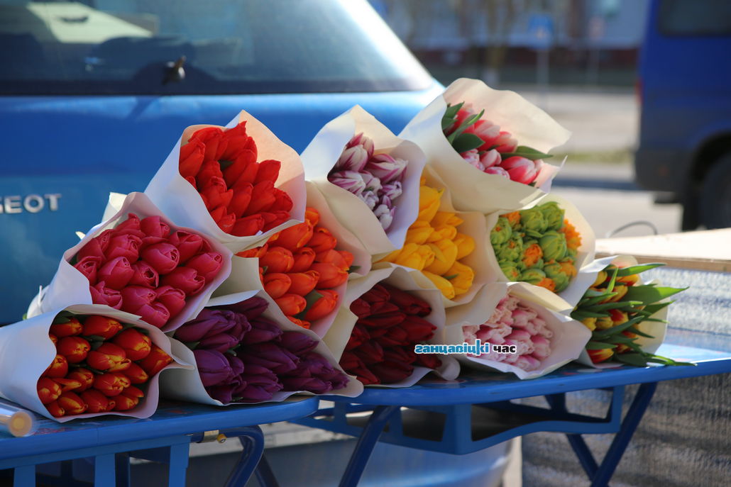 В Ганцевичах началась продажа цветов к 8 марта