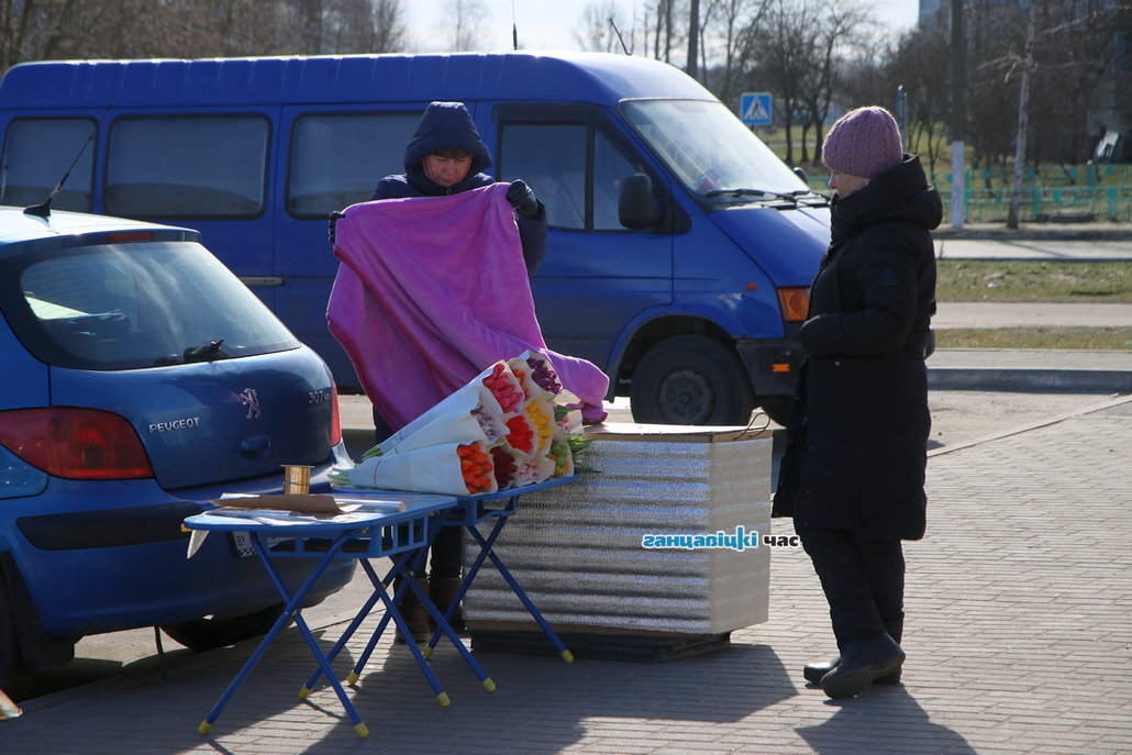 В Ганцевичах началась продажа цветов к 8 марта