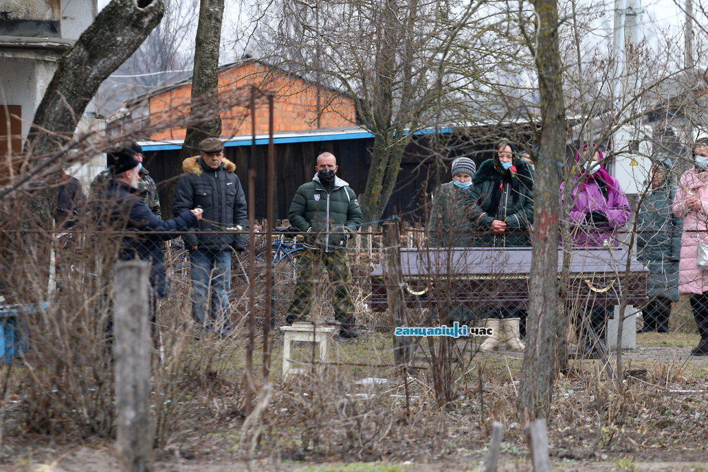 В Раздяловичах похоронили умершего от коронавируса педагога