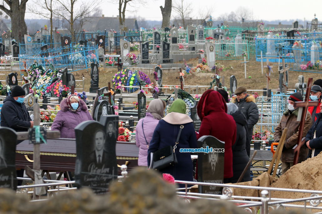 В Раздяловичах похоронили умершего от коронавируса педагога