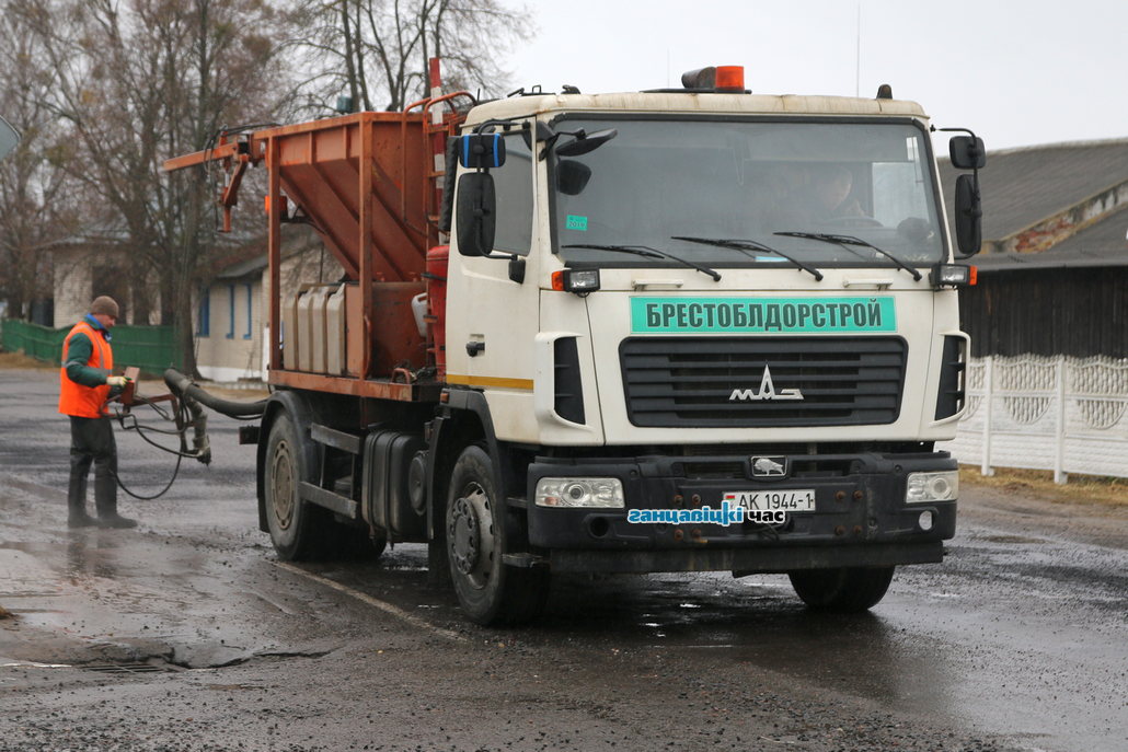 В Ганцевичах дорожники латали асфальт в дождливую погоду
