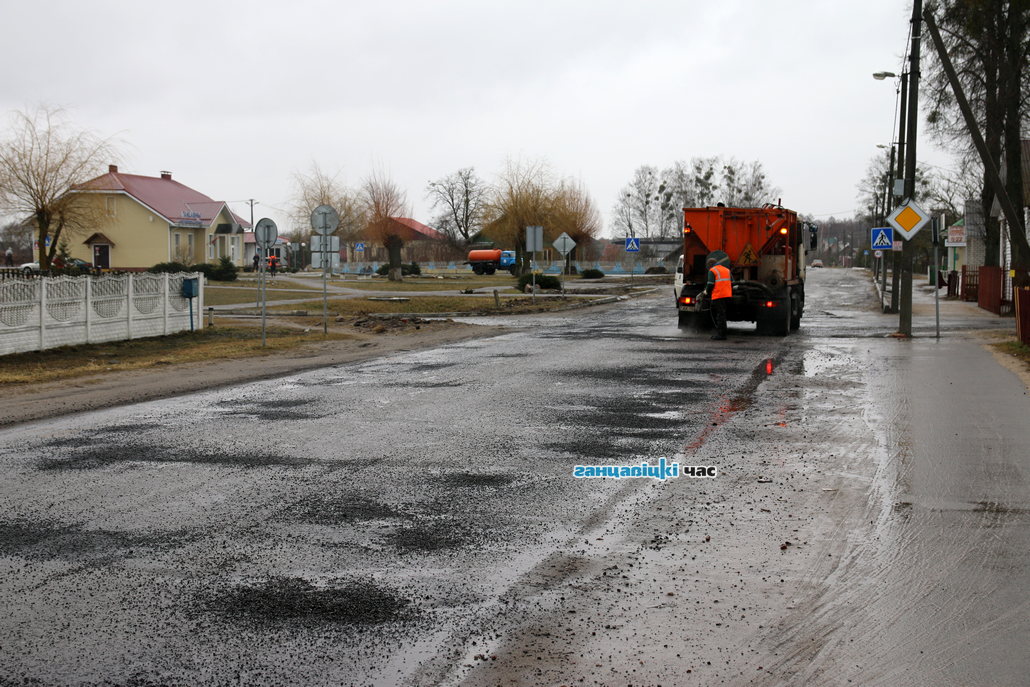В Ганцевичах дорожники латали асфальт в дождливую погоду