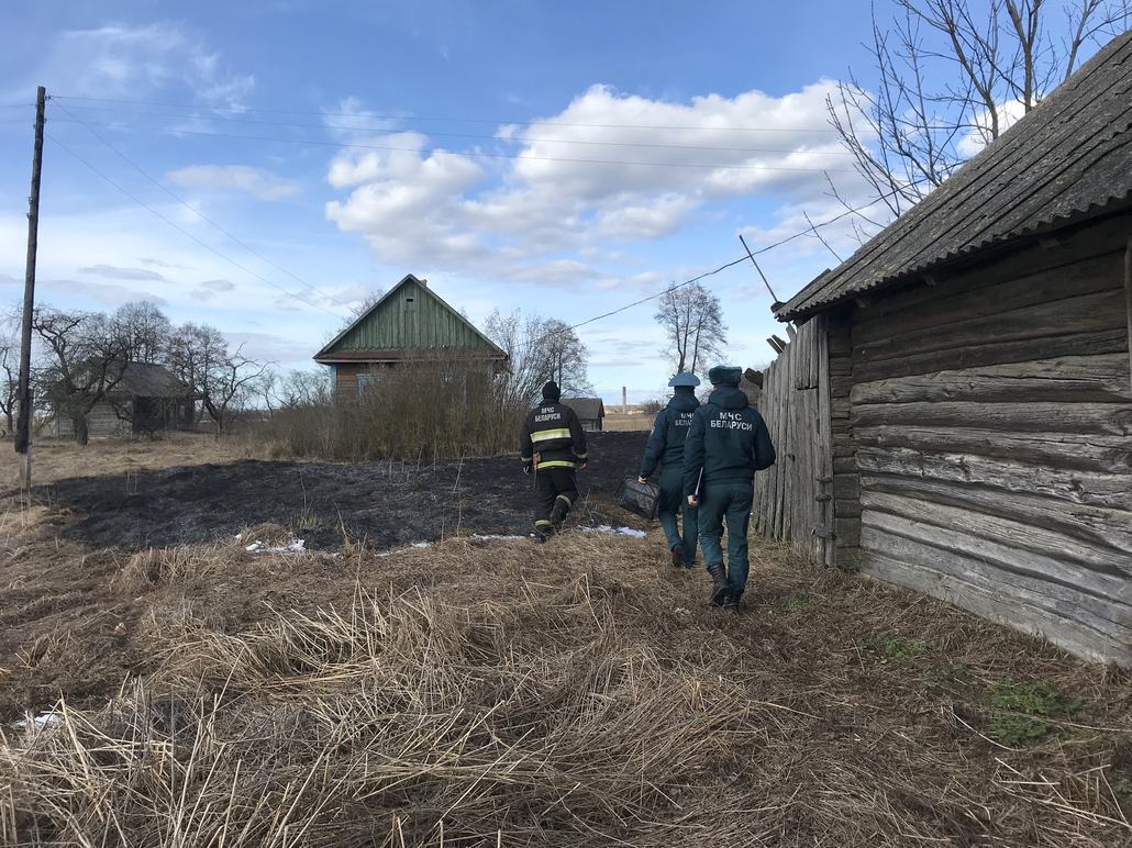 В Ганцевичском районе пенсионерка жгла сухую траву и чуть не устроила пожар