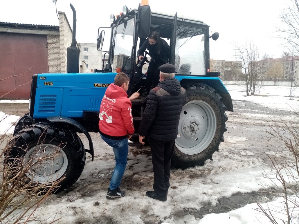 В день открытых дверей в Ганцевичском лицее школьники катались на тракторе. 