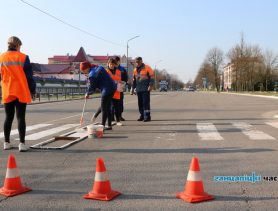 В Ганцевичах обновляют дорожную разметку. Фотофакт