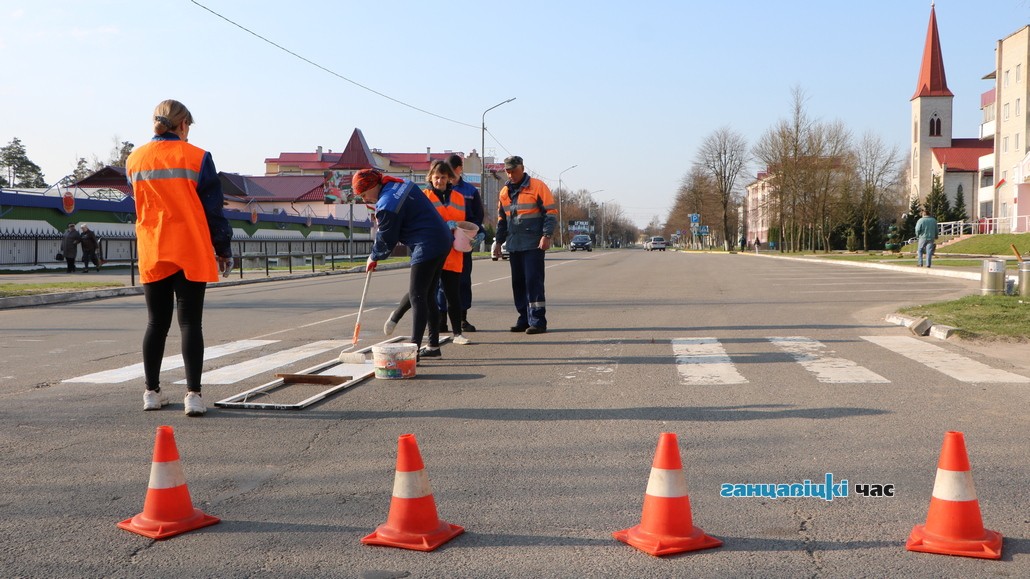 Ганцевичское ЖКХ обновляют разметку в городе
