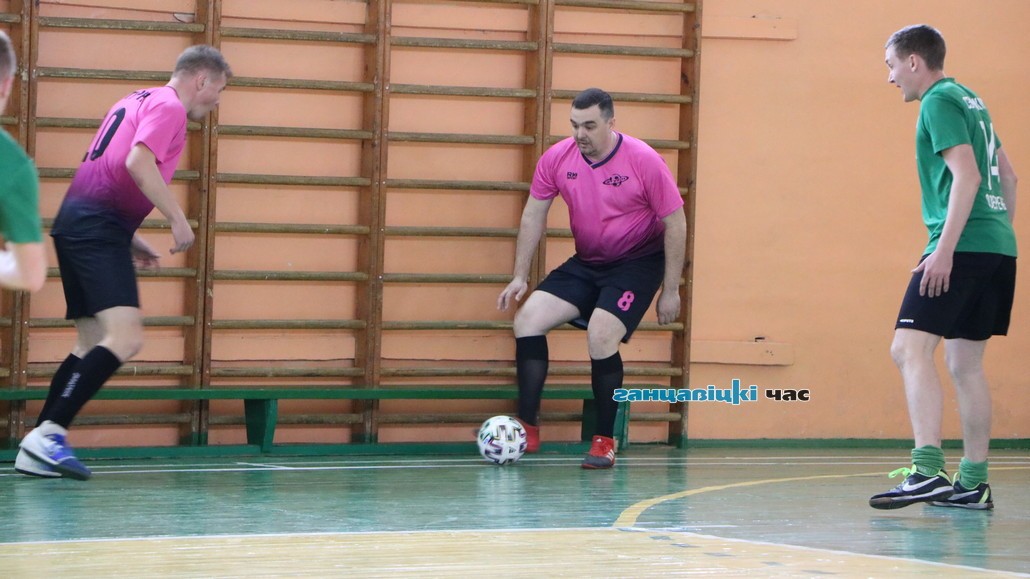 Играют  “Орбита” – “Сатурн”.