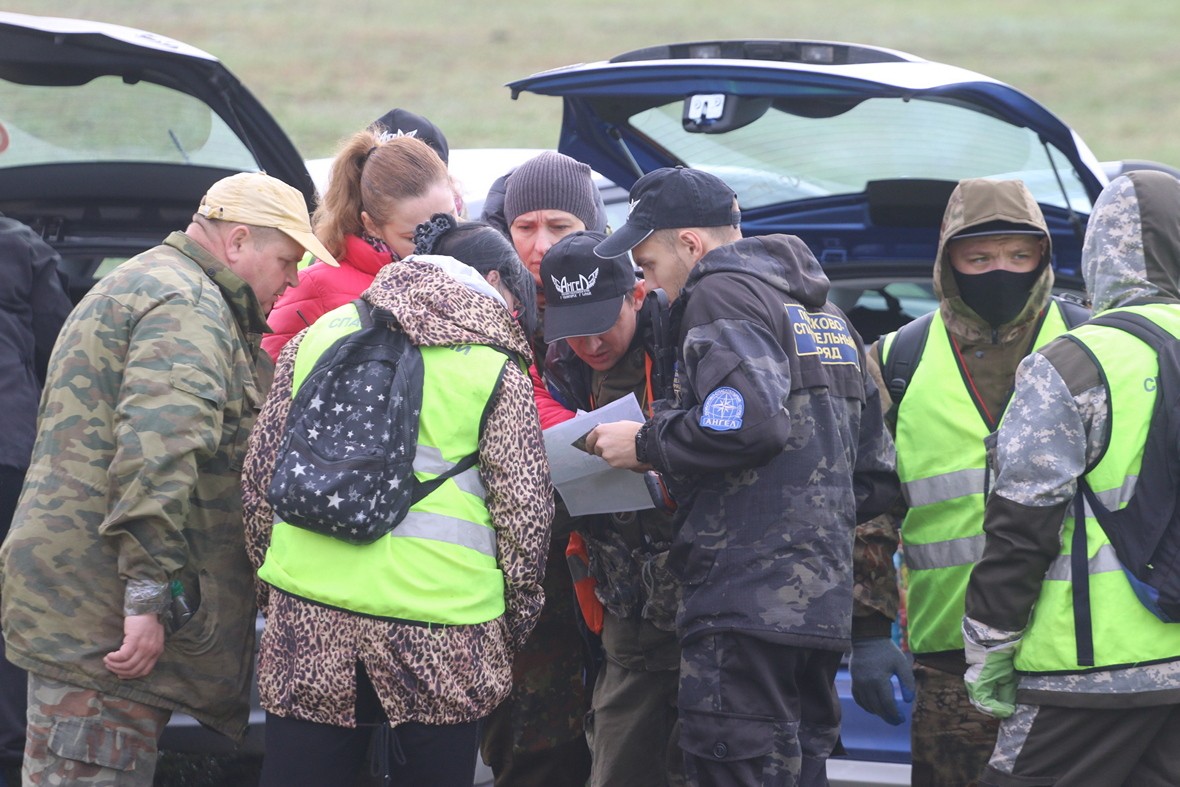 Добровольцы, приехавшие на поиски пенсионерки в д. Ганцевичи, изучили план действий.