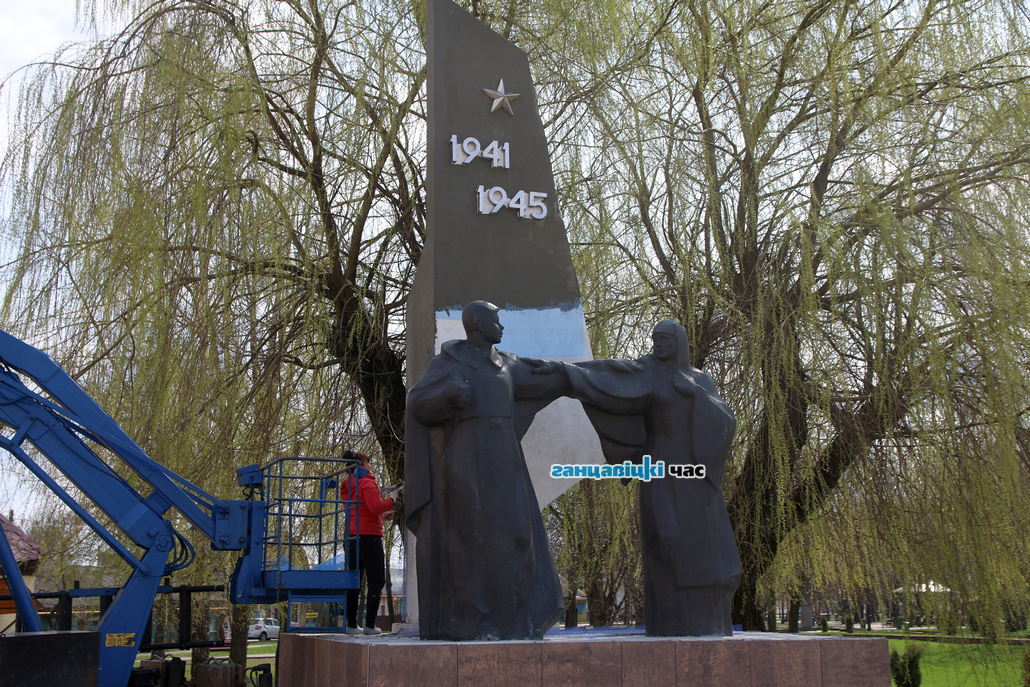 К майским праздникам памятник в центре Ганцевичей предстанет в обновленном виде