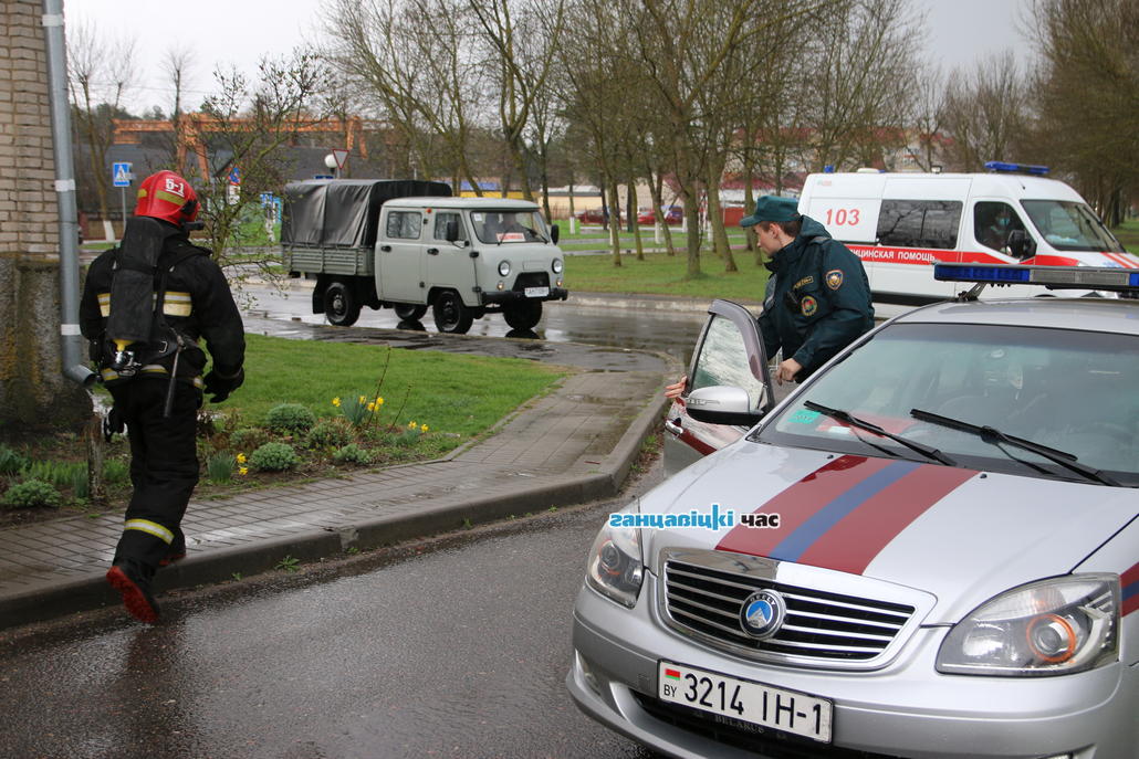 Жильцов многоэтажки напугало появление спецтехники во дворе дома в Ганцевичах