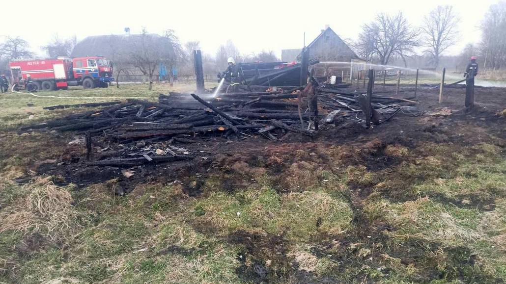 Огонь уничтожил хозпостройку в Ганцевичском районе