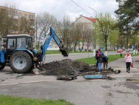 На центральной улице в Ганцевичах — прорыв трубы