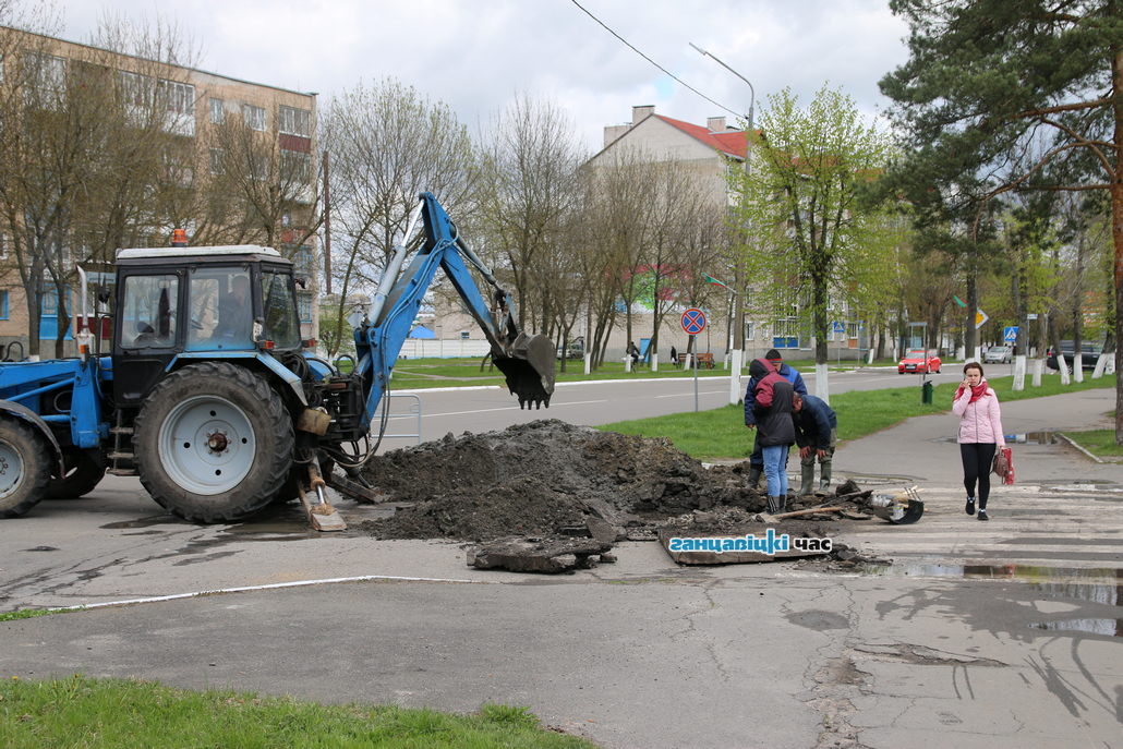 На центральной улице в Ганцевичах - порыв трубы