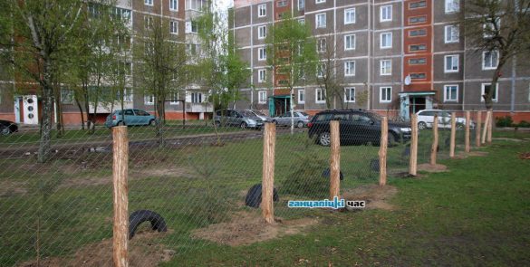 Жители дома №31А по улице Строителей самоорганизовались и обустроили возле своего дома места для стоянки машин