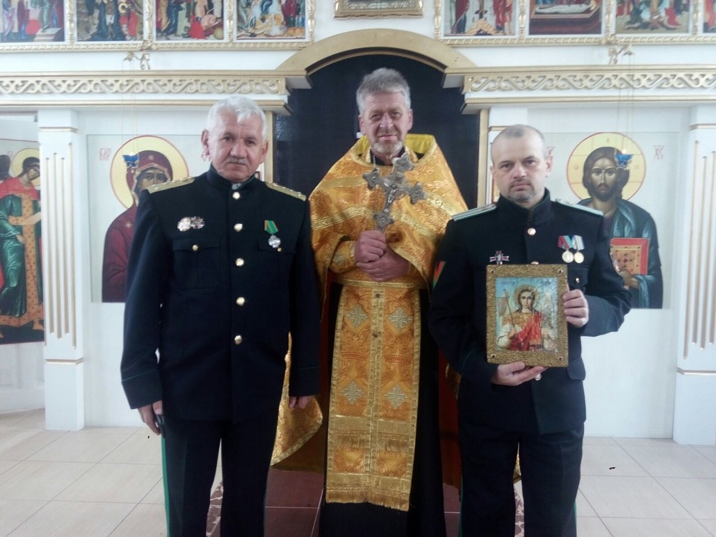 Казаки и иерей Димитрий Оскерко в Пасхальную ночь