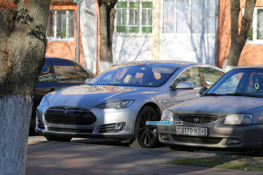 В Ганцевичах заметили электромобиль Tesla