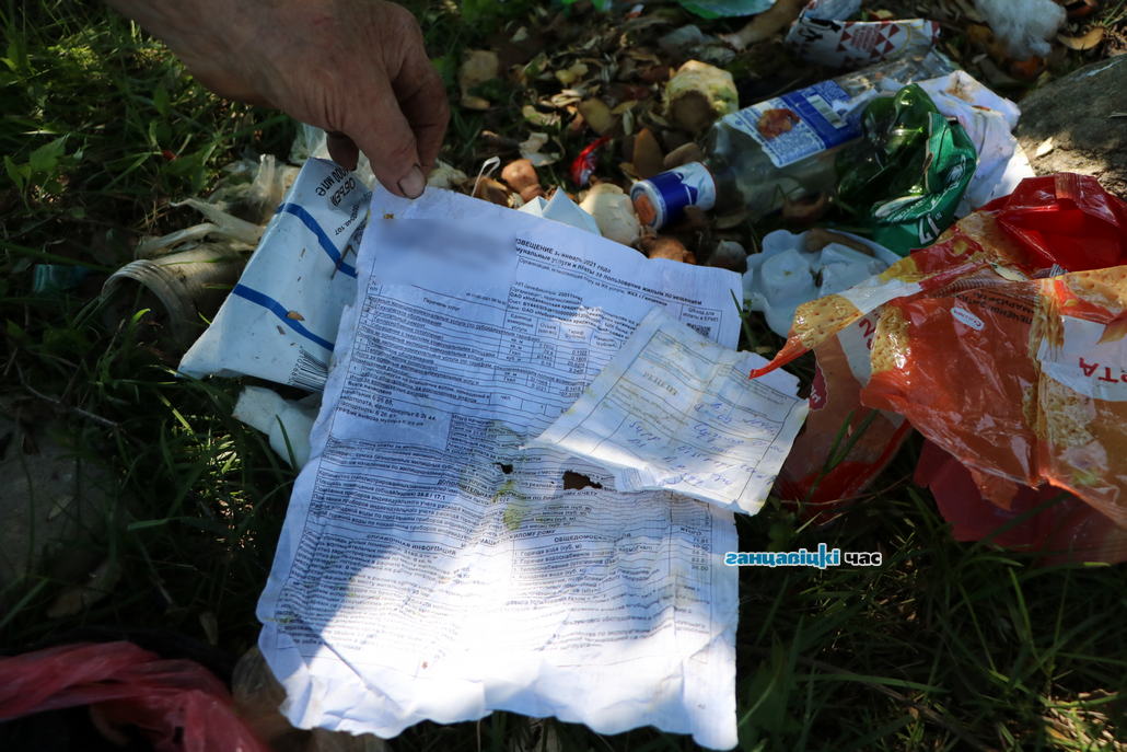В Ганцевичах выбросили мусор и оставили обратный адрес