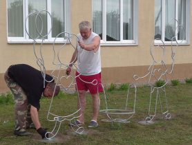 Дети с цветами будут возле школы даже летом