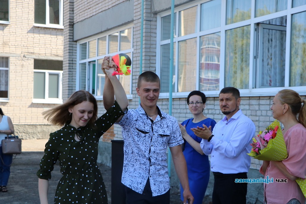 Выпускник Иван Сидоревич и второкурсница Ангелина Дайлид  дали последний звонок
