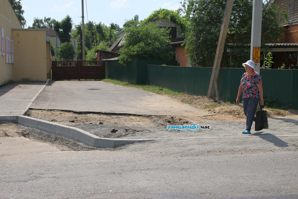 Улицу Красноармейскую в Ганцевичах ремонтируют