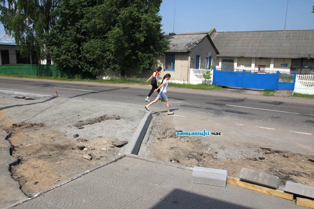 Улицу Красноармейскую в Ганцевичах ремонтируют, но пока ремонт толкает на нарушение ПДД