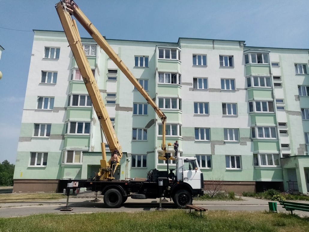 На многоэтажке по ул. Орловского в Ганцевичах замазывают трещины. Фото Светланы Малышко.